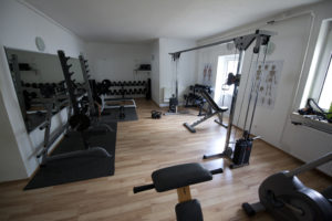 Fitnessraum mit Hantelbank und Hanteln
